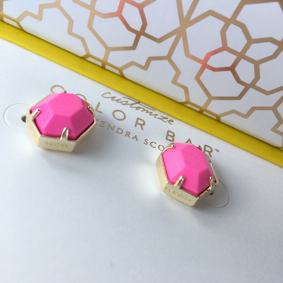 Kendra Scott Logan Earrings in Magenta - Picture 3 of 9
